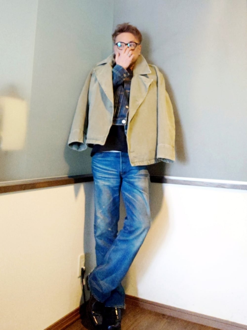 ブラック系のTシャツ/カットソー、ブルー系のデニムパンツ、ブラック系のブーツを着用したメンズの春コーディネートの3枚目の写真