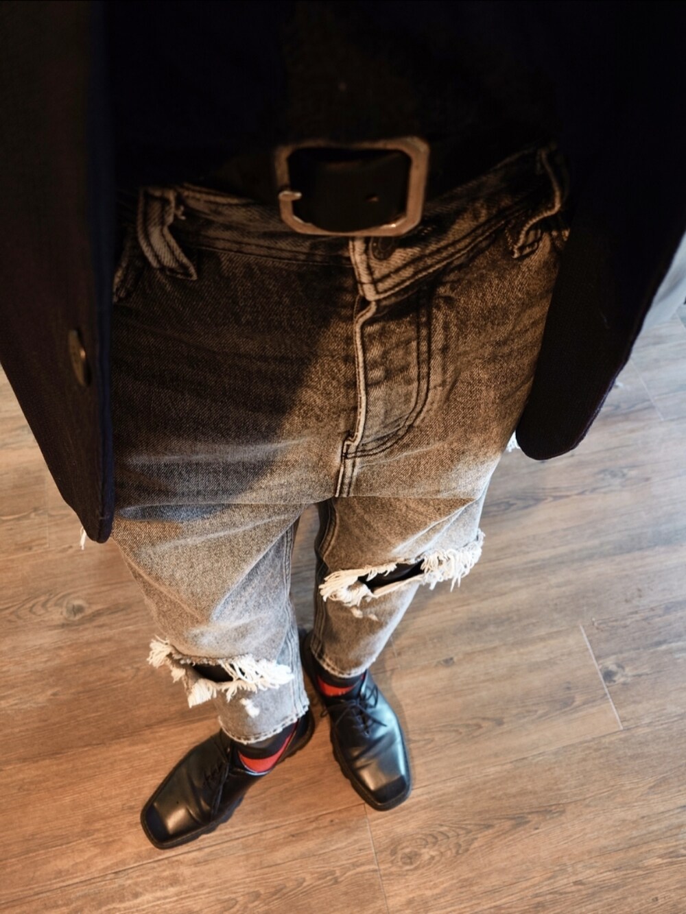 ブルー系のテーラードジャケット、グレー系のデニムパンツ、ブラック系のドレスシューズを着用したメンズの秋コーディネートの2枚目の写真