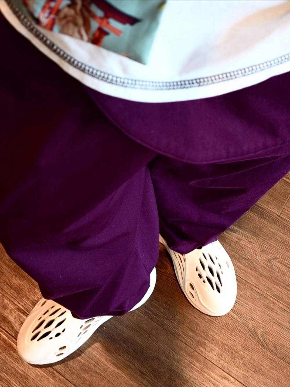 グリーン系のシャツ/ブラウス、パープル系のカーゴパンツ、ホワイト系のスニーカーを着用したメンズの夏コーディネートの3枚目の写真