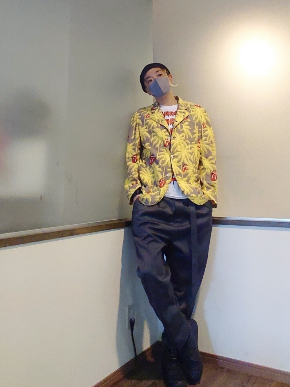 ホワイト系のTシャツ/カットソー、イエロー系のテーラードジャケット、グレー系のスラックスを着用したメンズの夏コーディネートの2枚目の写真