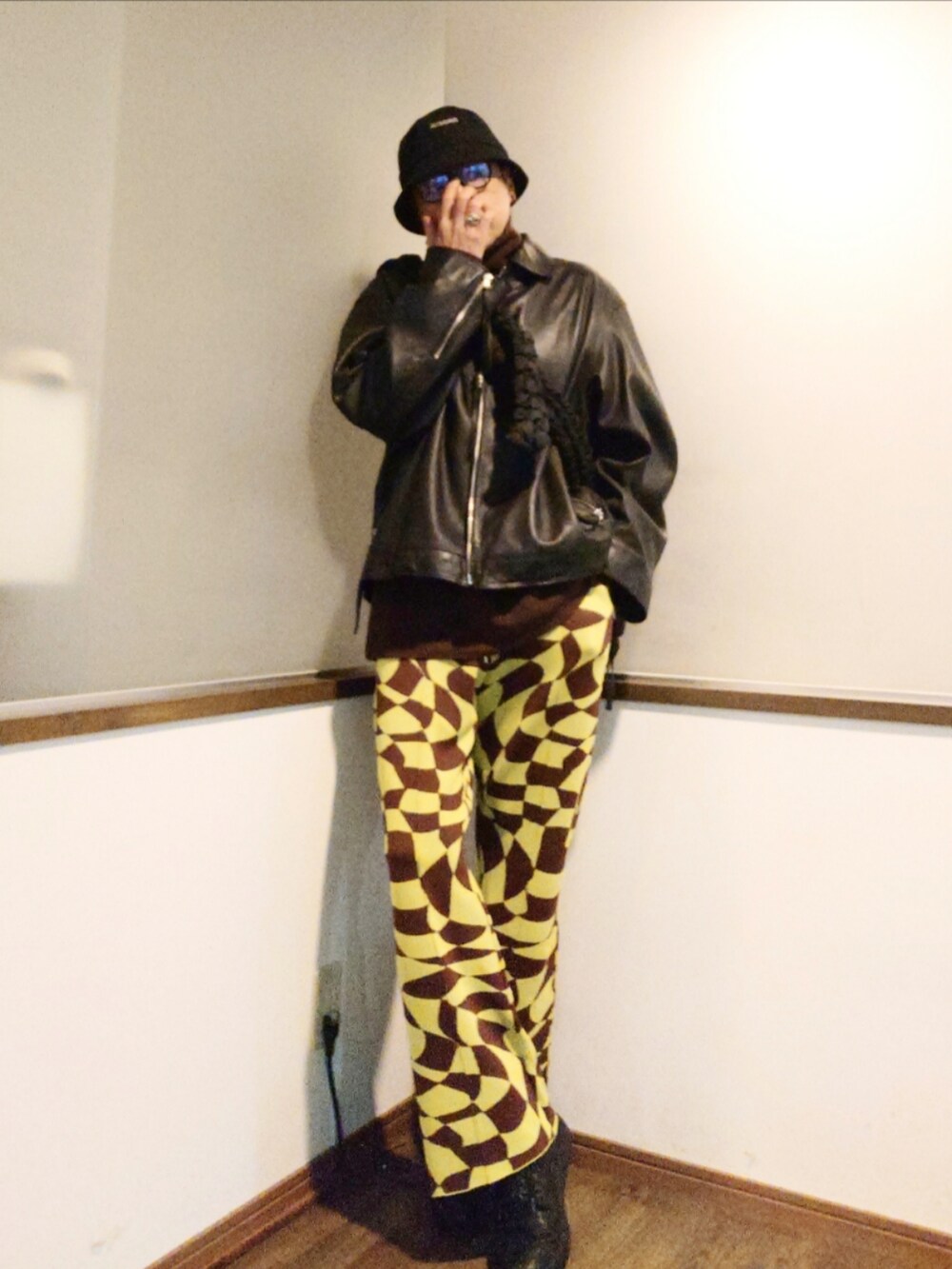 ブラック系のブルゾン、ブラック系のショルダーバッグ、グリーン系のその他パンツを着用したメンズの秋コーディネートの2枚目の写真