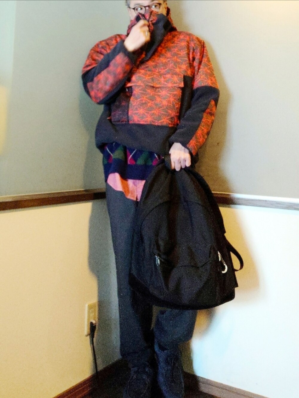 レッド系のブルゾン、レッド系のシャツ/ブラウス、ブルー系のニット/セーターを着用したメンズの冬コーディネートの2枚目の写真