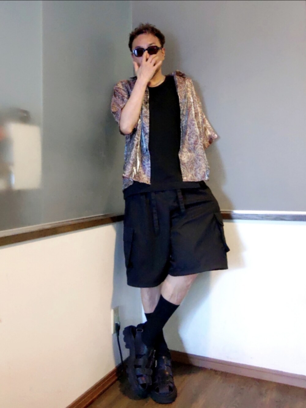 レッド系のシャツ/ブラウス、ブラック系のサンダル、ブラック系のサングラスを着用したメンズの夏コーディネートの2枚目の写真