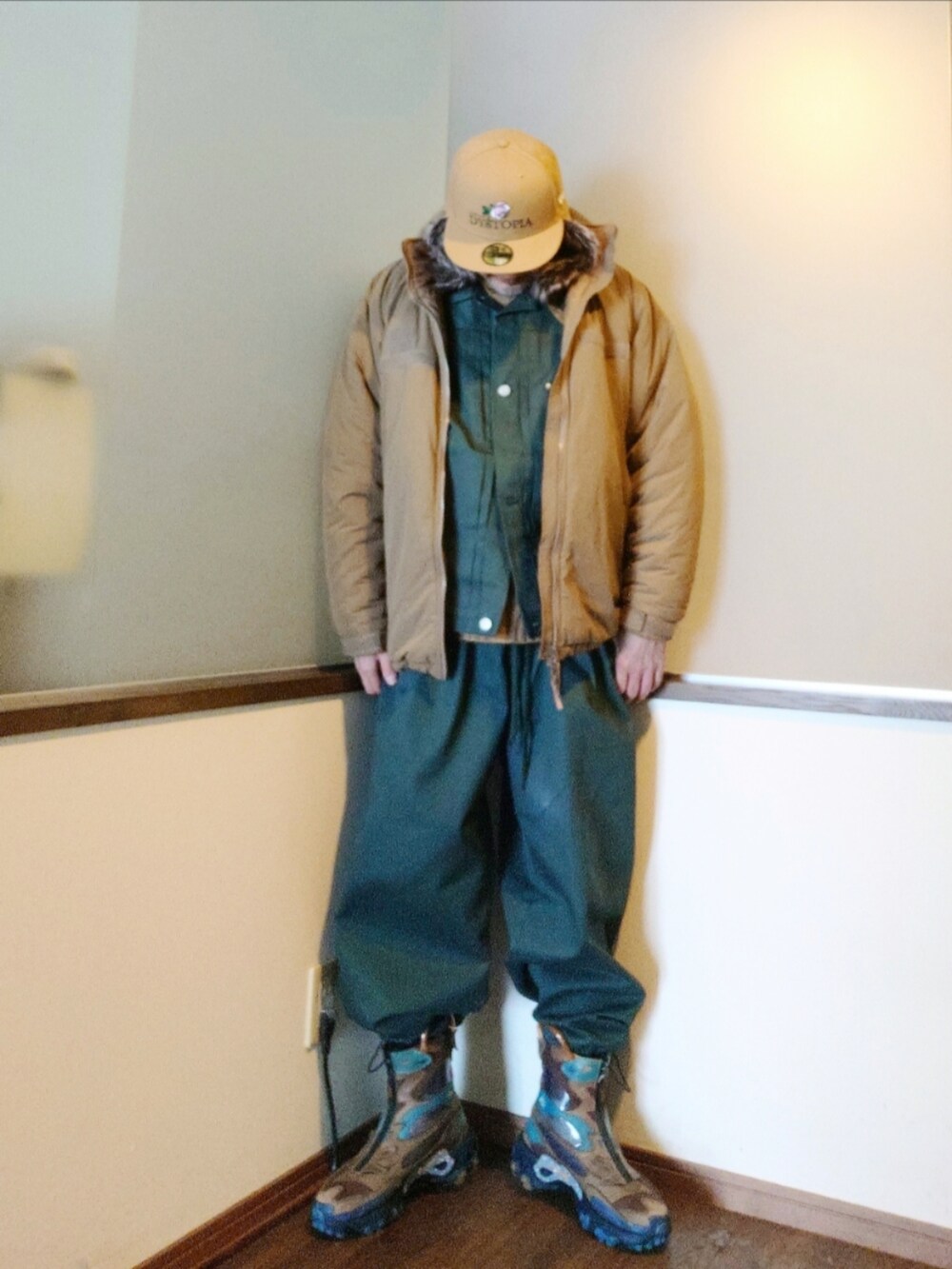 ベージュ系のダウンジャケット/コート、グリーン系のブルゾン、グリーン系のパンツを着用したメンズの秋コーディネートの2枚目の写真