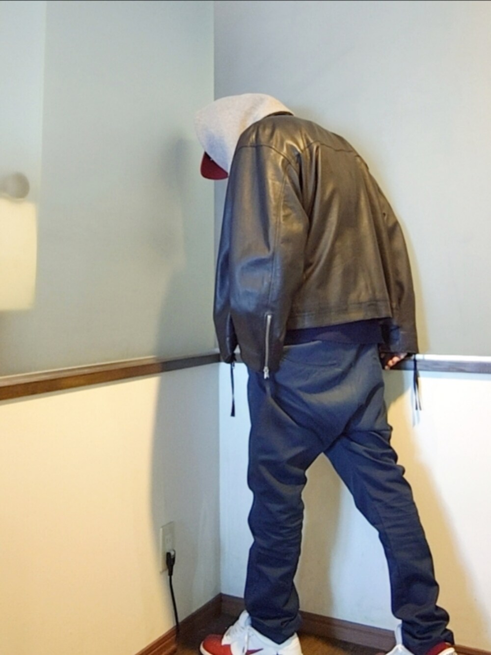 ブラック系のブルゾン、ブルー系のニット/セーター、ブルー系のパンツを着用したメンズの冬コーディネートの4枚目の写真