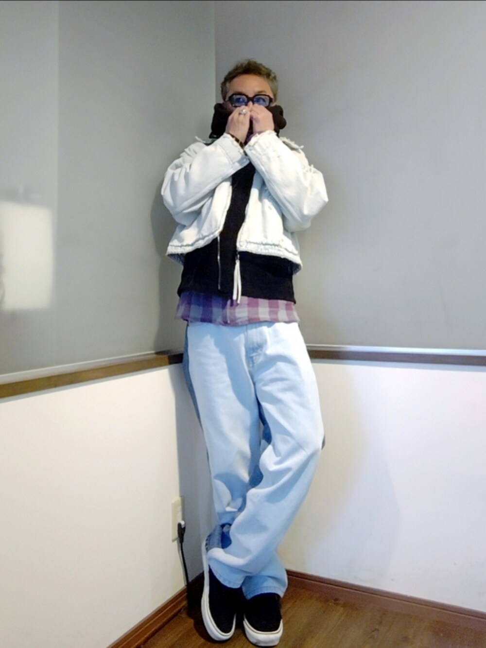 ブルー系のデニムジャケット、ブラック系のライダースジャケット、レッド系のシャツ/ブラウスを着用したメンズの秋コーディネートの3枚目の写真