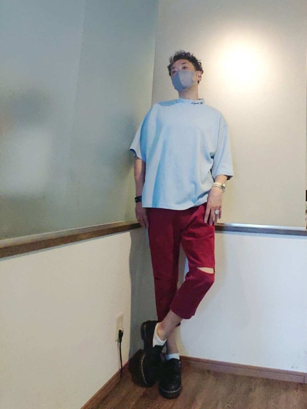 ブルー系のその他トップス、レッド系のその他パンツ、ブラック系のローファーを着用したメンズの夏コーディネートの2枚目の写真