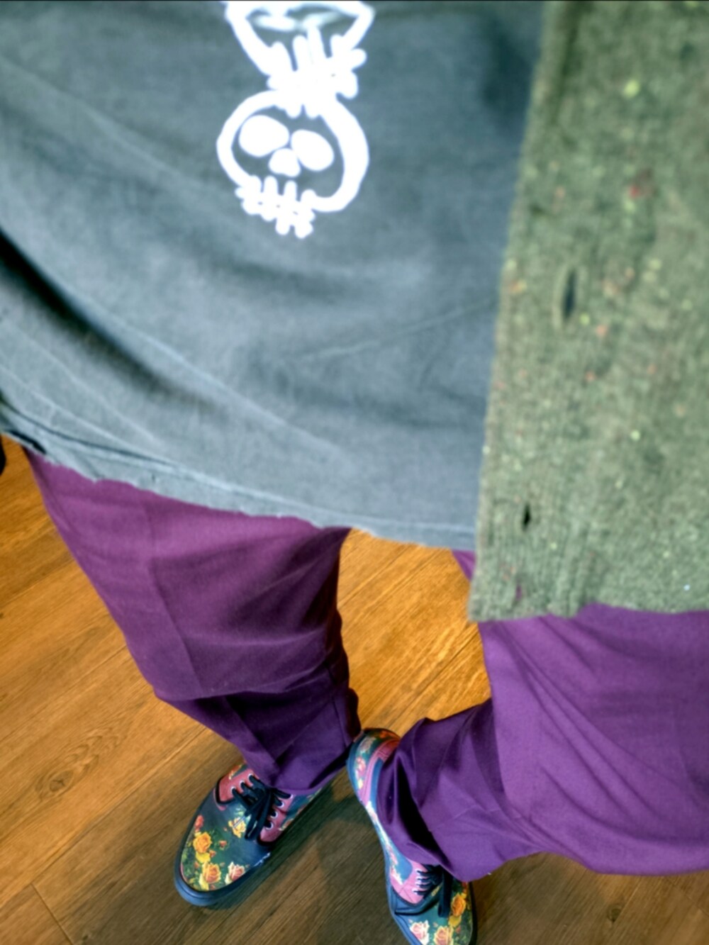 ブラック系のスニーカー、ブラック系のTシャツ/カットソー、グリーン系のカーディガン/ボレロを着用したメンズの秋コーディネートの3枚目の写真