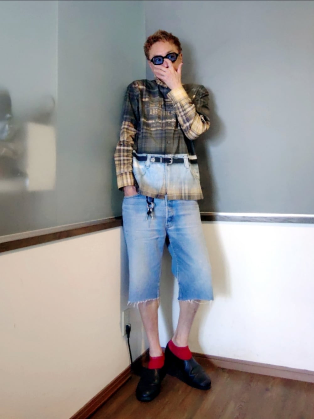 ブラウン系のシャツ/ブラウス、ブルー系のデニムパンツ、ブラック系のスリッポンを着用したメンズの夏コーディネートの2枚目の写真