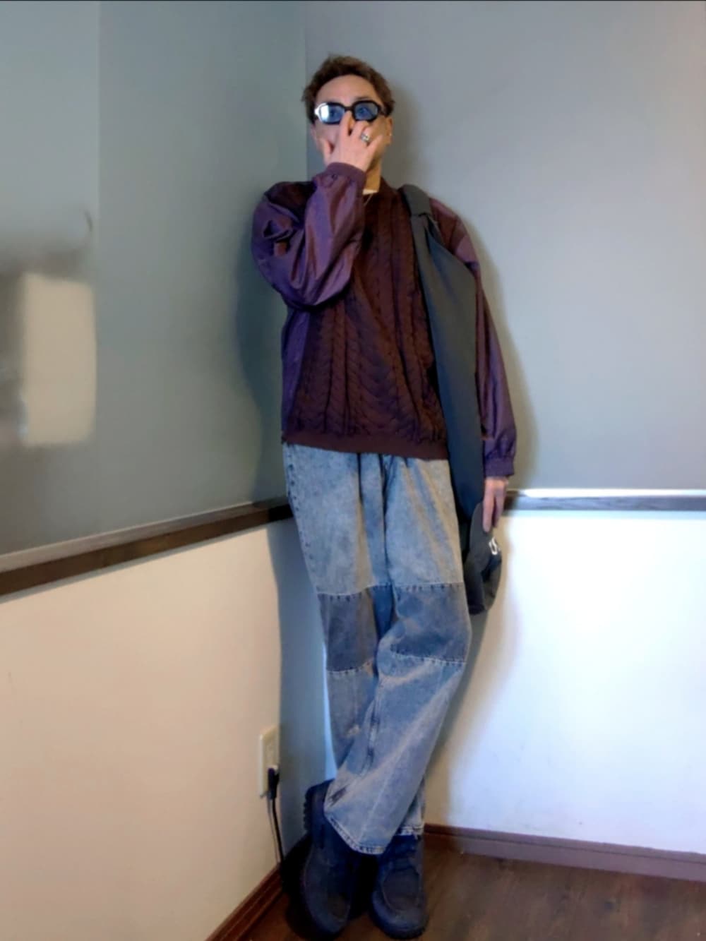 パープル系のニット/セーター、グレー系のデニムパンツ、グレー系のモカシン/デッキシューズを着用したメンズの春コーディネートの2枚目の写真