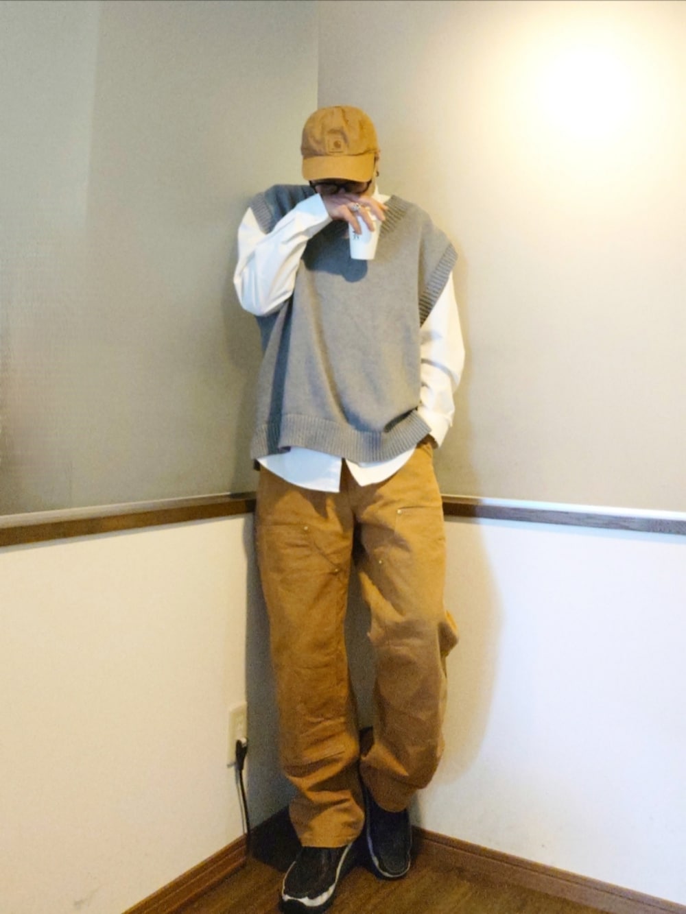 ブラウン系のその他パンツ、ブラック系のブーツ、グレー系のベストを着用したメンズの秋コーディネートの3枚目の写真