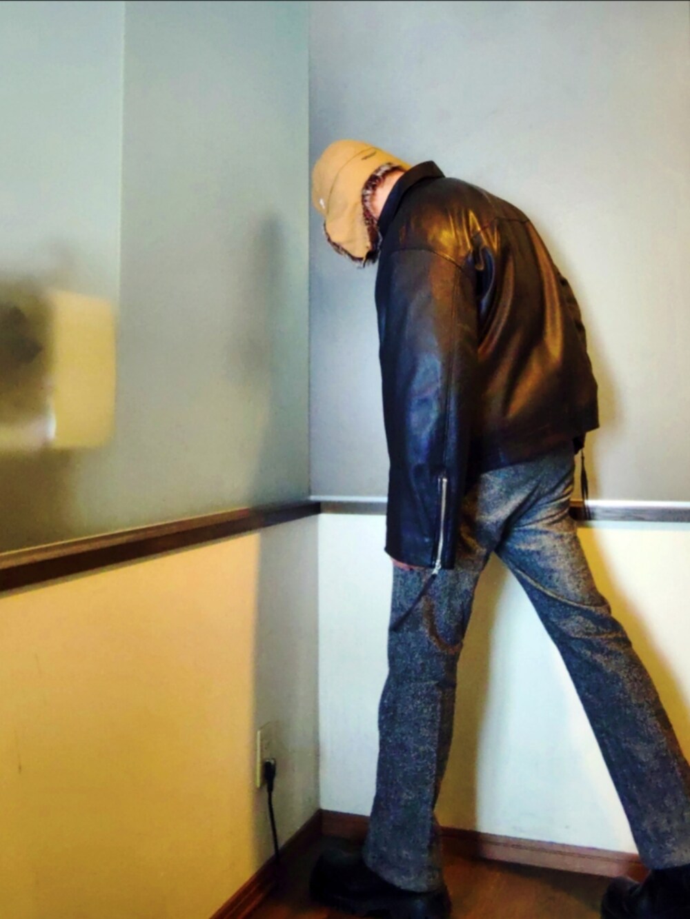 ブルー系のダウンジャケット/コート、ブラック系のブルゾン、ブラック系のスラックスを着用したメンズの冬コーディネートの3枚目の写真