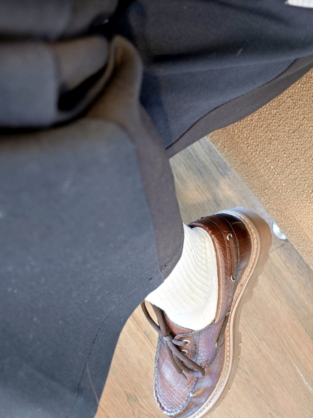 ブルー系のカバーオール、ホワイト系のシャツ/ブラウス、ブルー系のチノパンツを着用したメンズの夏コーディネートの5枚目の写真