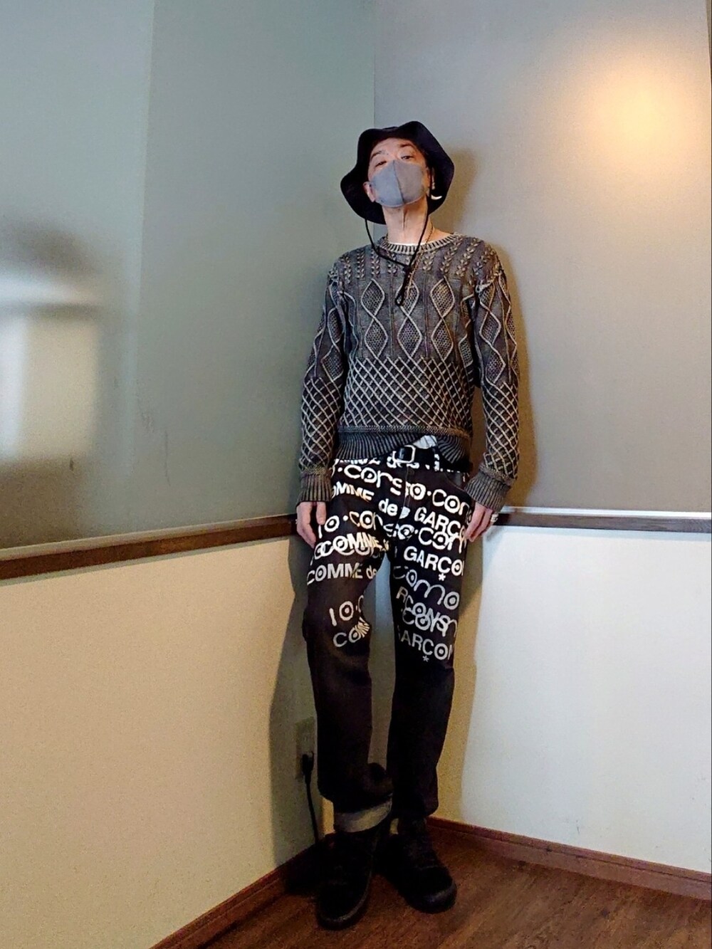 「春、デニム、デニムジャケット、ワイドパンツ、リーバイス、NIKE、ストリート、オトナカジュアル、ステンカラーコート、バケットハット、くすみカラー、黒、肩掛け、レイヤードスタイル、デニムオンデニム」｜「Supreme のアイテム（ハット、ブラック系）」を使った、P３さん（メンズ・178cm）の春コーディネートの3枚目の写真