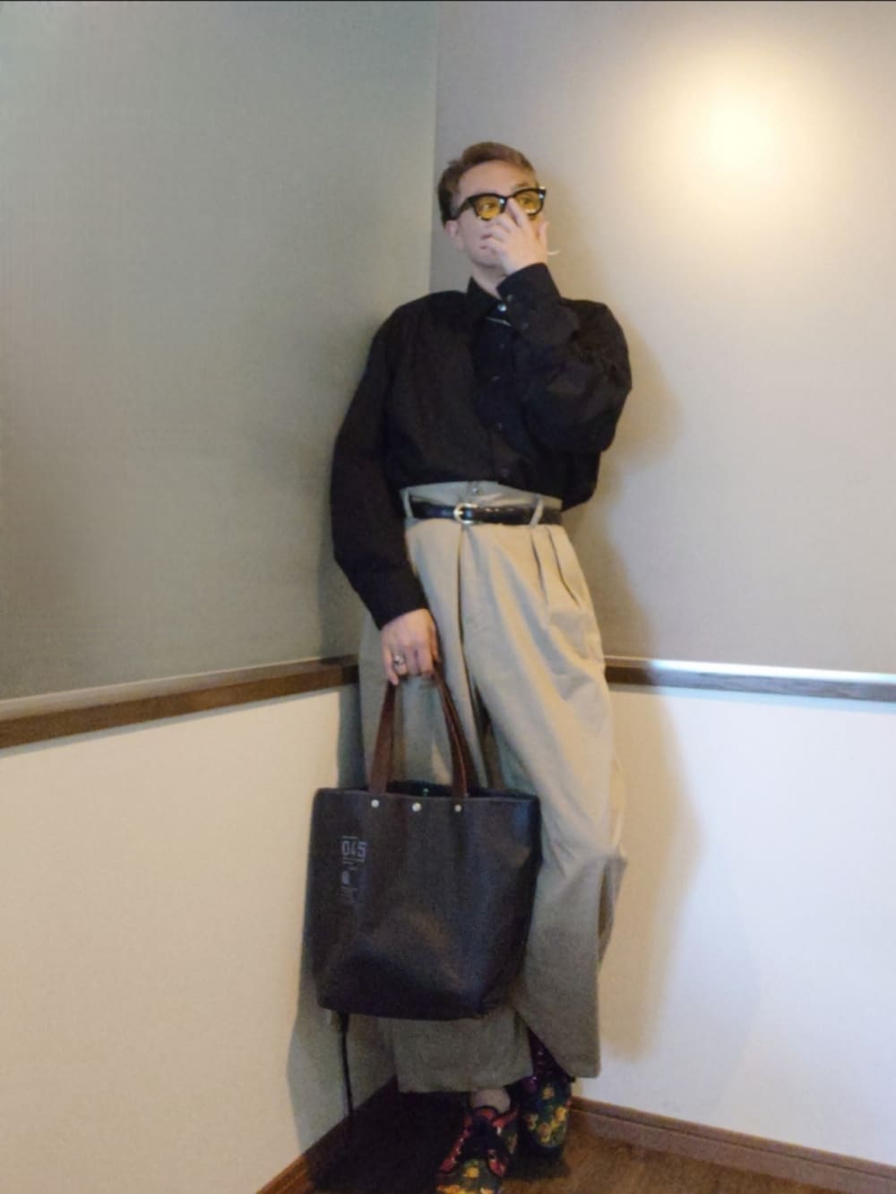 ブラック系のシャツ/ブラウス、ベージュ系のチノパンツ、ブルー系のトートバッグを着用したメンズの夏コーディネートの2枚目の写真