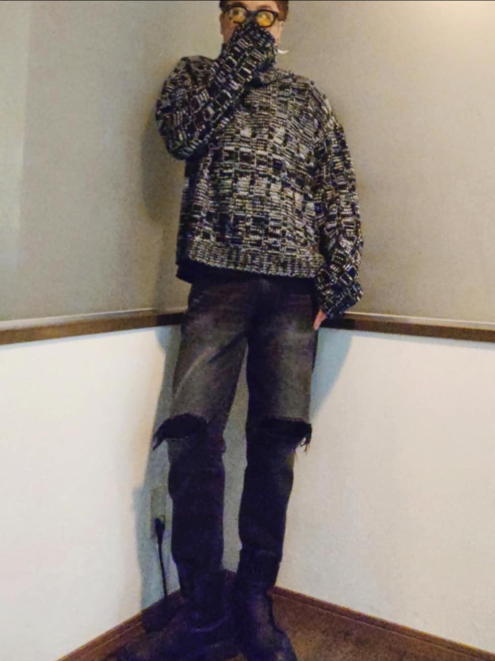 ブラック系のピーコート、ブラック系のニット/セーター、ブラック系のデニムパンツを着用したメンズの秋コーディネートの3枚目の写真