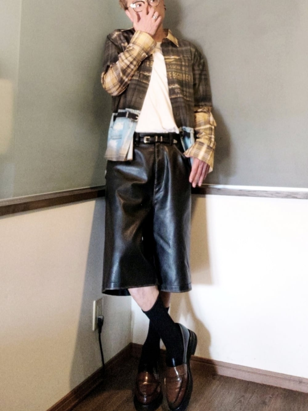 ブラウン系のシャツ/ブラウス、ブラック系のショルダーバッグ、ブラック系のその他パンツを着用したメンズの夏コーディネートの3枚目の写真