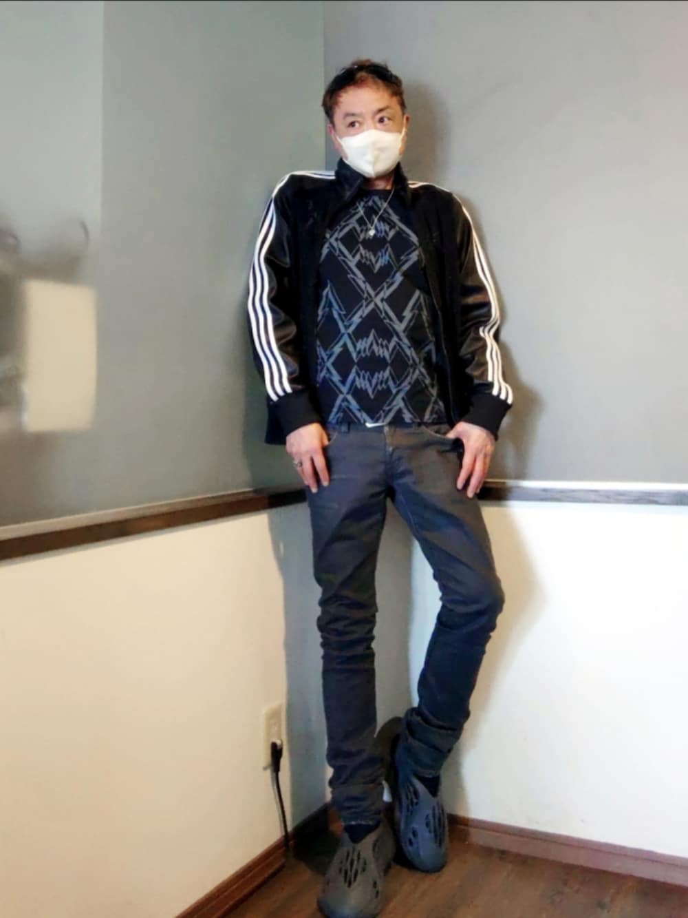ブラック系のTシャツ/カットソー、ブラック系のジャージ、グレー系のデニムパンツを着用したメンズの春コーディネートの2枚目の写真
