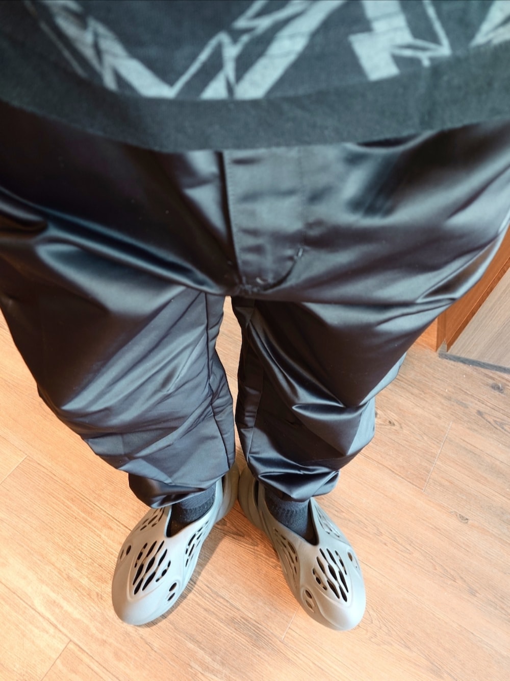 ブラック系のTシャツ/カットソー、ブラック系のシャツ/ブラウス、ブラック系のその他パンツを着用したメンズの夏コーディネートの2枚目の写真