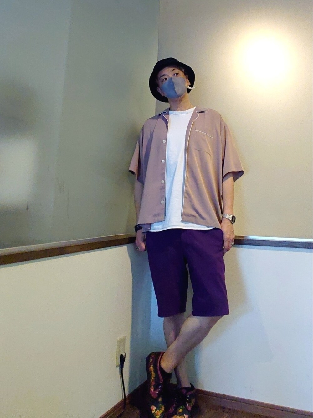 ピンク系のシャツ/ブラウス、パープル系のスラックス、ブラック系のスニーカーを着用したメンズの春コーディネートの2枚目の写真