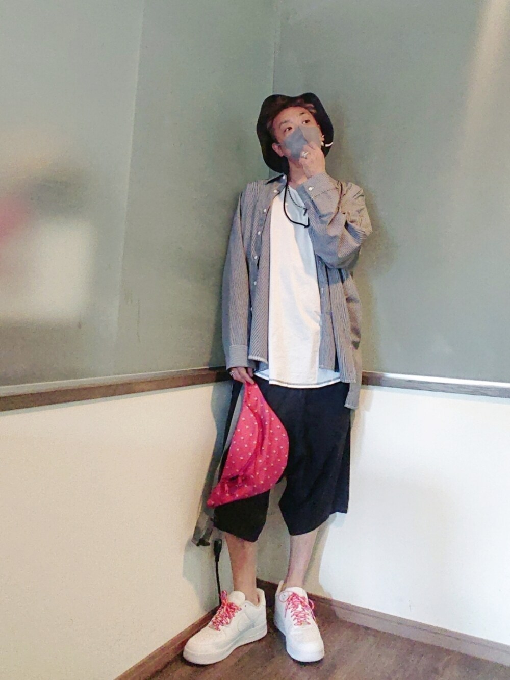 ブラック系のシャツ/ブラウス、ホワイト系のタンクトップ、レッド系のショルダーバッグを着用したメンズの夏コーディネートの2枚目の写真