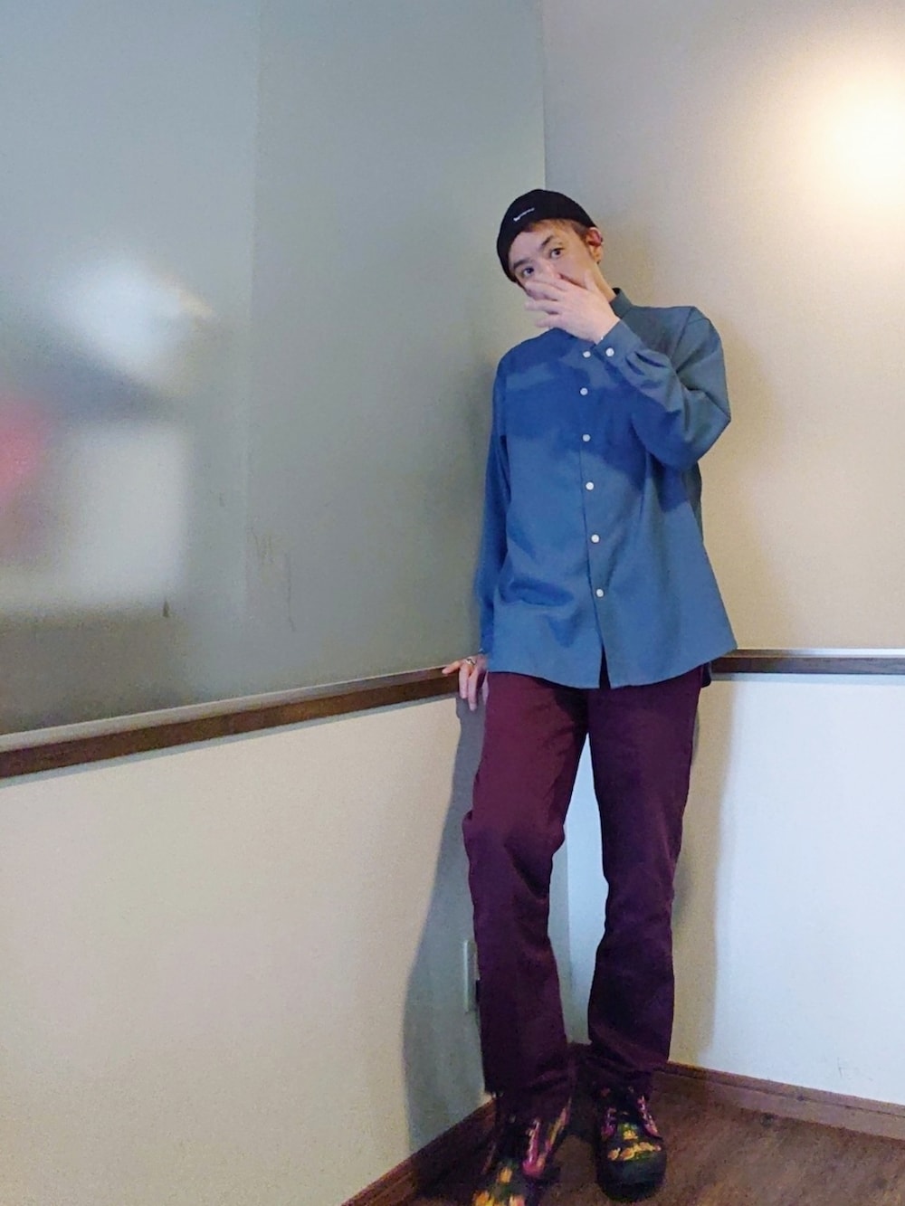 レッド系のカバーオール、ブルー系のシャツ/ブラウス、レッド系のチノパンツを着用したメンズの春コーディネートの3枚目の写真