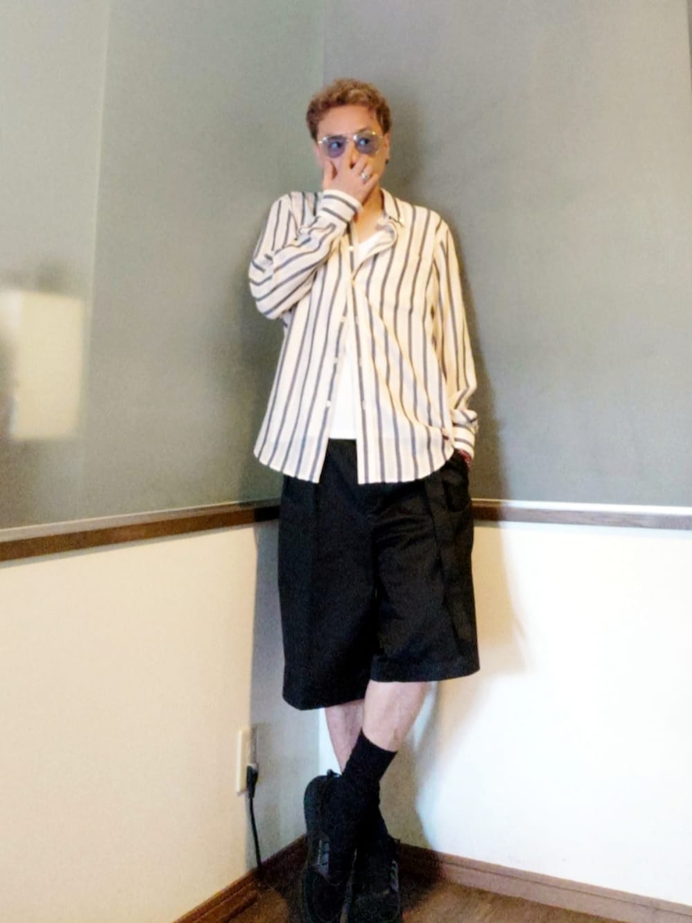 ホワイト系のシャツ/ブラウス、ブラック系のチノパンツ、ブラック系のスニーカーを着用したメンズの夏コーディネートの3枚目の写真