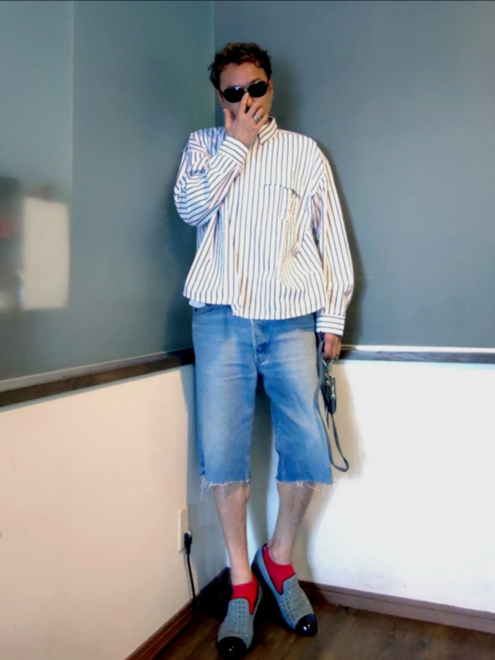ホワイト系のシャツ/ブラウス、ブルー系のデニムパンツ、ブルー系のドレスシューズを着用したメンズの夏コーディネートの2枚目の写真