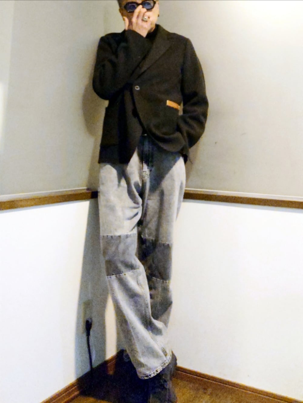 グレー系のデニムパンツ、ブラック系のピーコート、グレー系のテーラードジャケットを着用したメンズの冬コーディネートの2枚目の写真