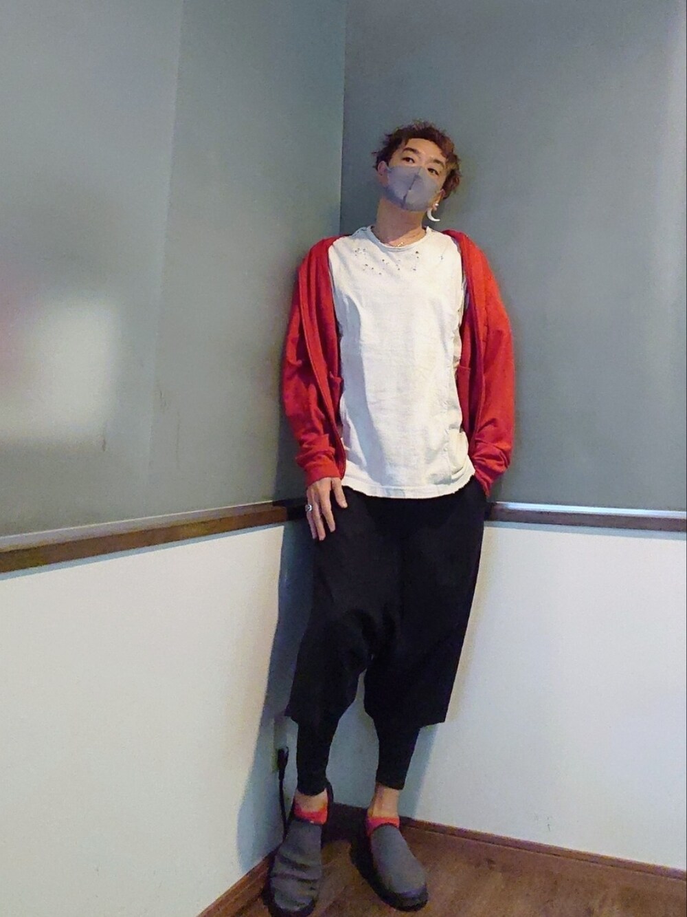 ホワイト系のTシャツ/カットソー、レッド系のジャージ、ブラック系のその他パンツを着用したメンズの春コーディネートの2枚目の写真