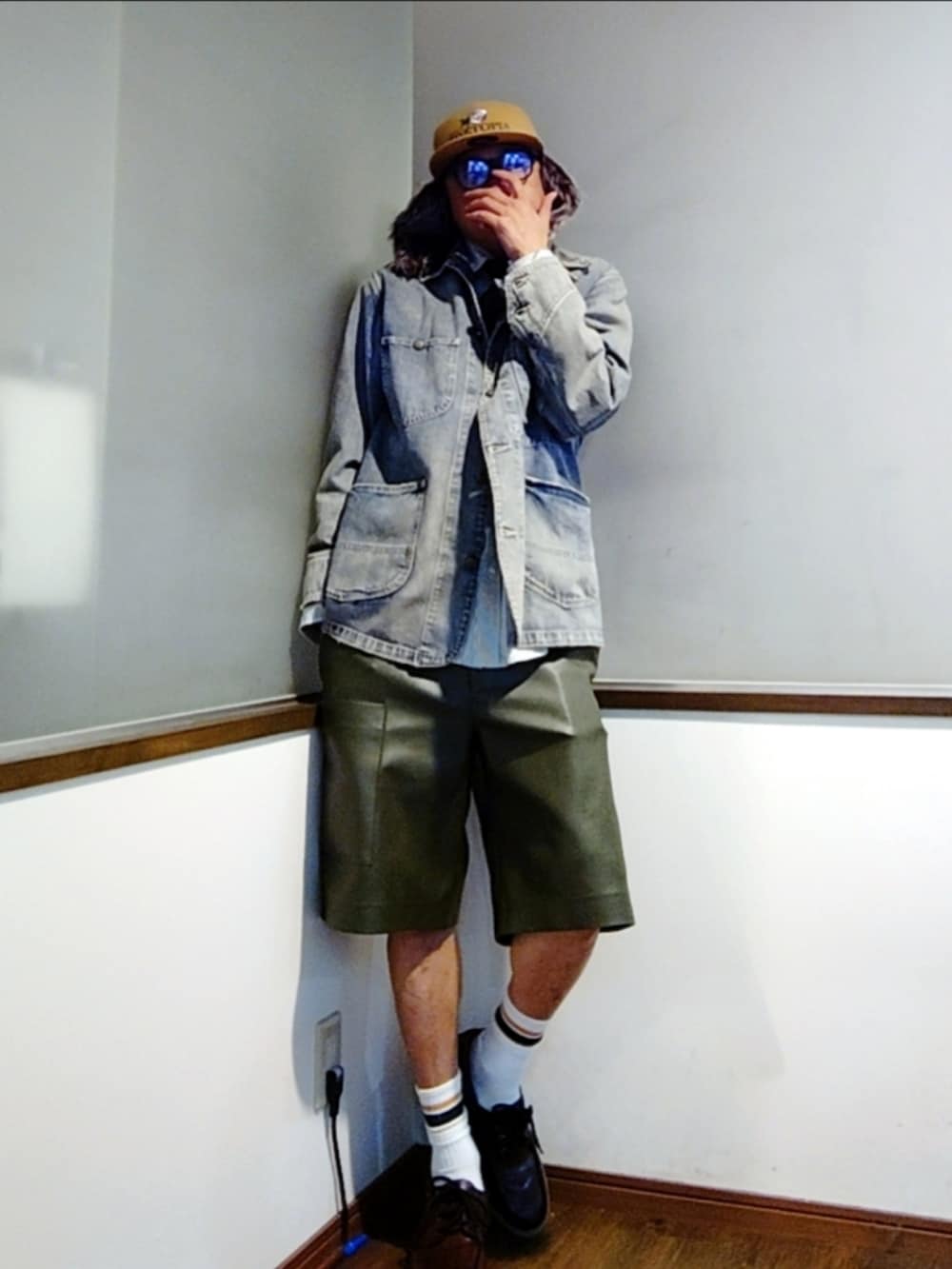 ブルー系のカバーオール、グリーン系のその他パンツ、ブラウン系のモカシン/デッキシューズを着用したメンズの秋コーディネートの2枚目の写真