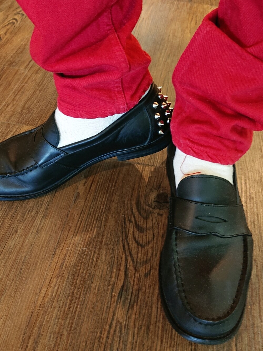 ブラック系のTシャツ/カットソー、レッド系のデニムパンツ、ブラック系のローファーを着用したメンズの夏コーディネートの2枚目の写真