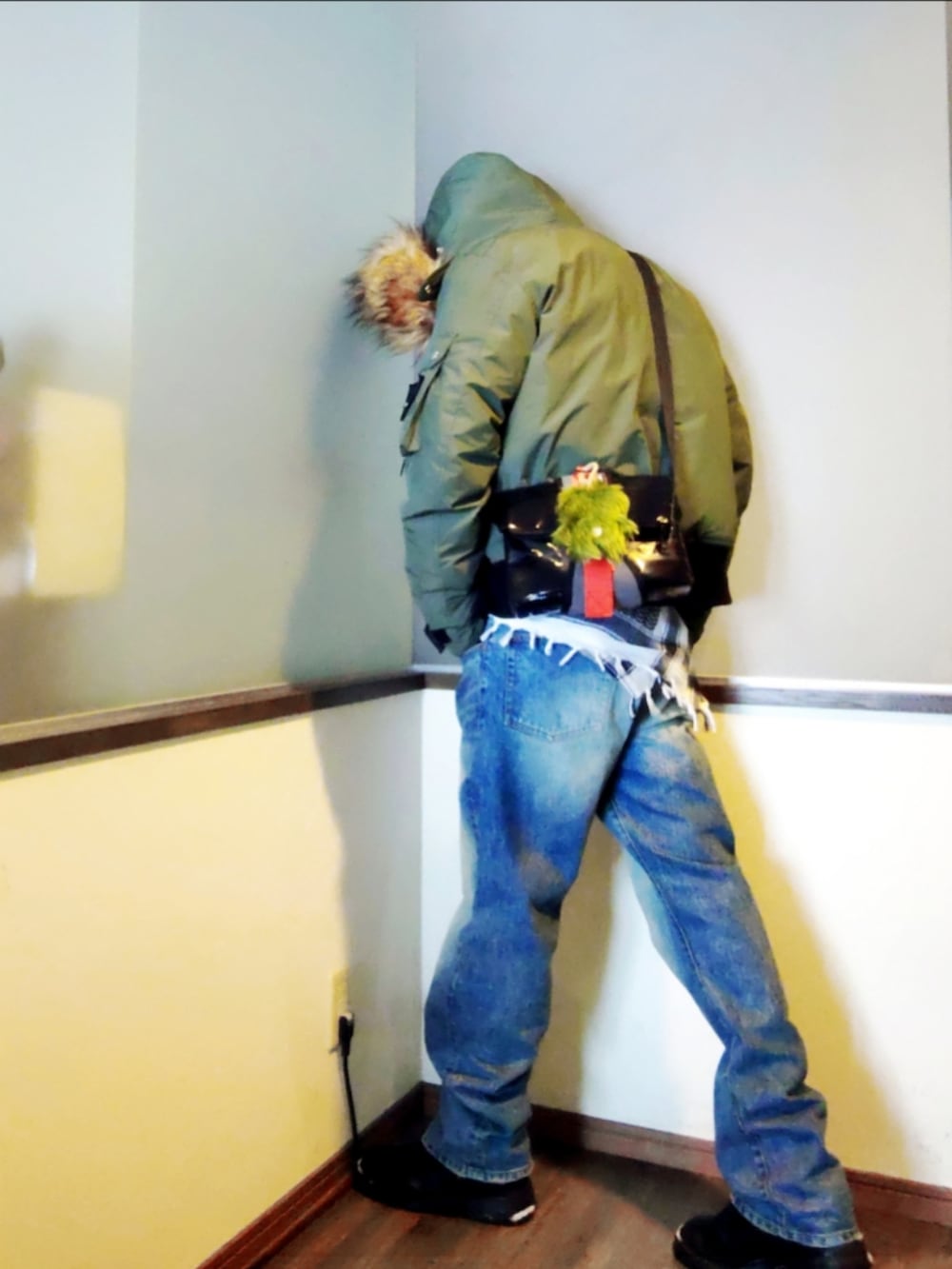 グリーン系のミリタリージャケット、ブルー系のデニムジャケット、ブルー系のデニムパンツを着用したメンズの冬コーディネートの4枚目の写真