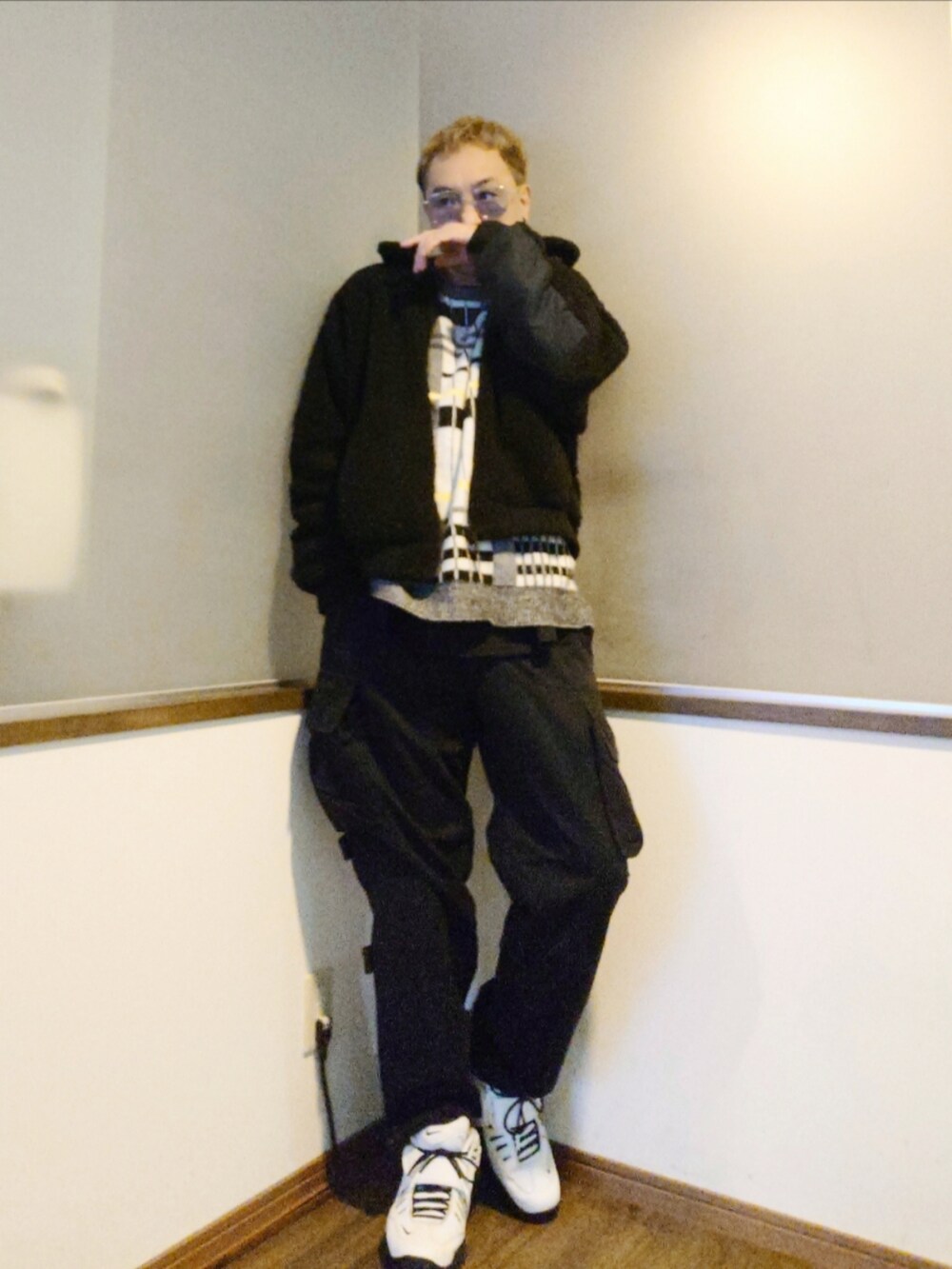 その他のニット/セーター、ブラック系のブルゾン、ブラック系のカーゴパンツを着用したメンズの冬コーディネートの2枚目の写真