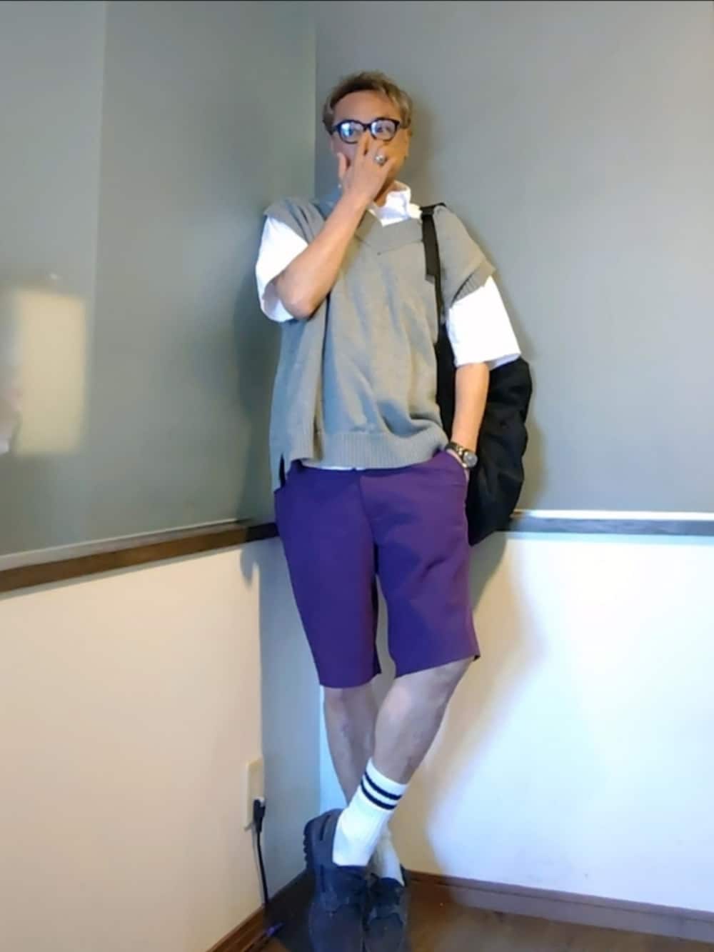 ホワイト系のシャツ/ブラウス、グレー系のベスト、パープル系のスラックスを着用したメンズの秋コーディネートの2枚目の写真