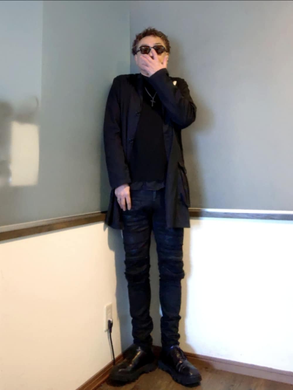 ブラック系のジャケット/アウター、ブラック系のデニムパンツ、ブラック系のドレスシューズを着用したメンズの春コーディネートの2枚目の写真