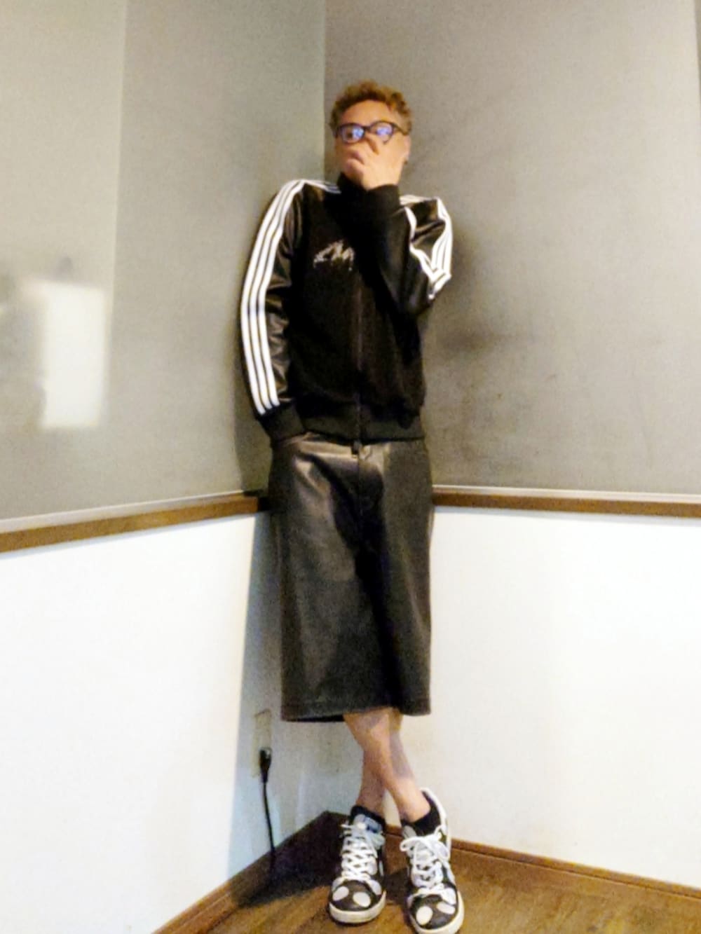 ブラック系のジャージ、ブラック系のその他パンツ、ブラック系のスニーカーを着用したメンズの夏コーディネートの2枚目の写真