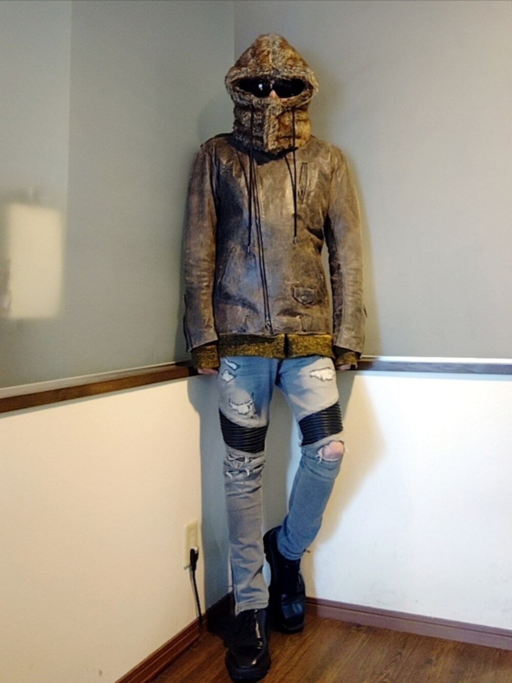 ブラウン系のライダースジャケット、グレー系のデニムパンツ、ブラック系のドレスシューズを着用したメンズの秋コーディネートの4枚目の写真