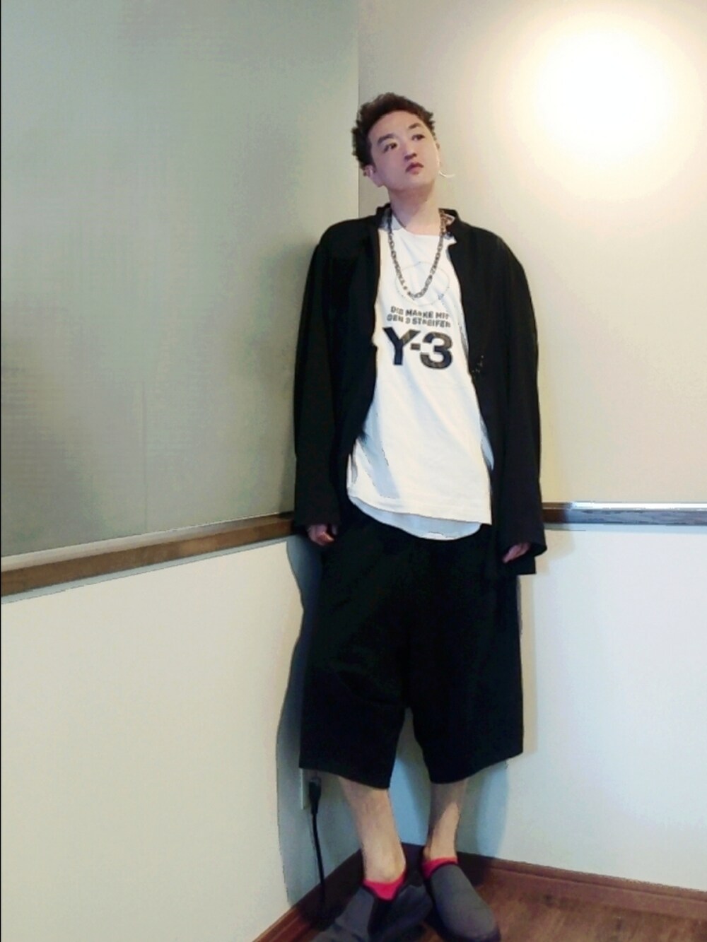 ブラック系のカーディガン/ボレロ、グレー系のスニーカー、ブラック系のその他パンツを着用したメンズの夏コーディネートの2枚目の写真