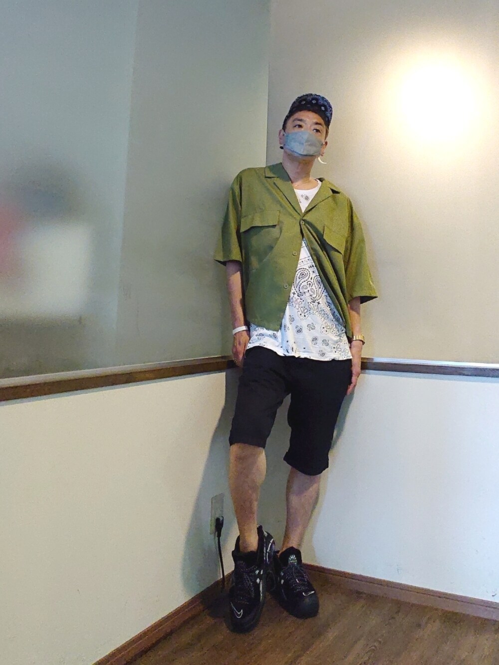 グリーン系のシャツ/ブラウス、ホワイト系のTシャツ/カットソー、ブラック系のパンツを着用したメンズの夏コーディネートの2枚目の写真