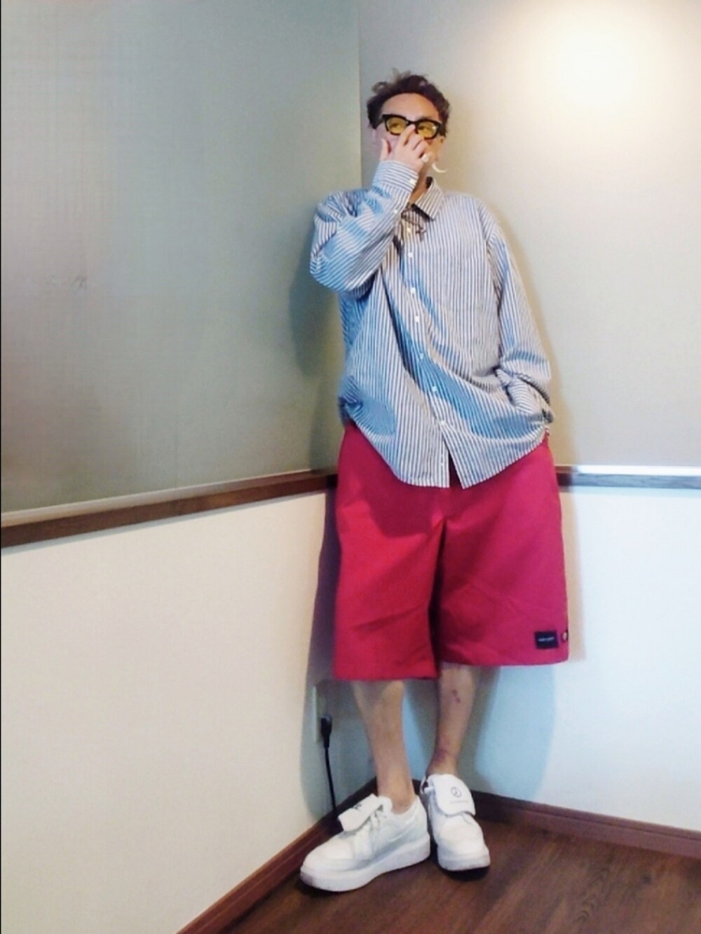 ホワイト系のシャツ/ブラウス、レッド系のチノパンツ、ホワイト系のドレスシューズを着用したメンズの夏コーディネートの3枚目の写真