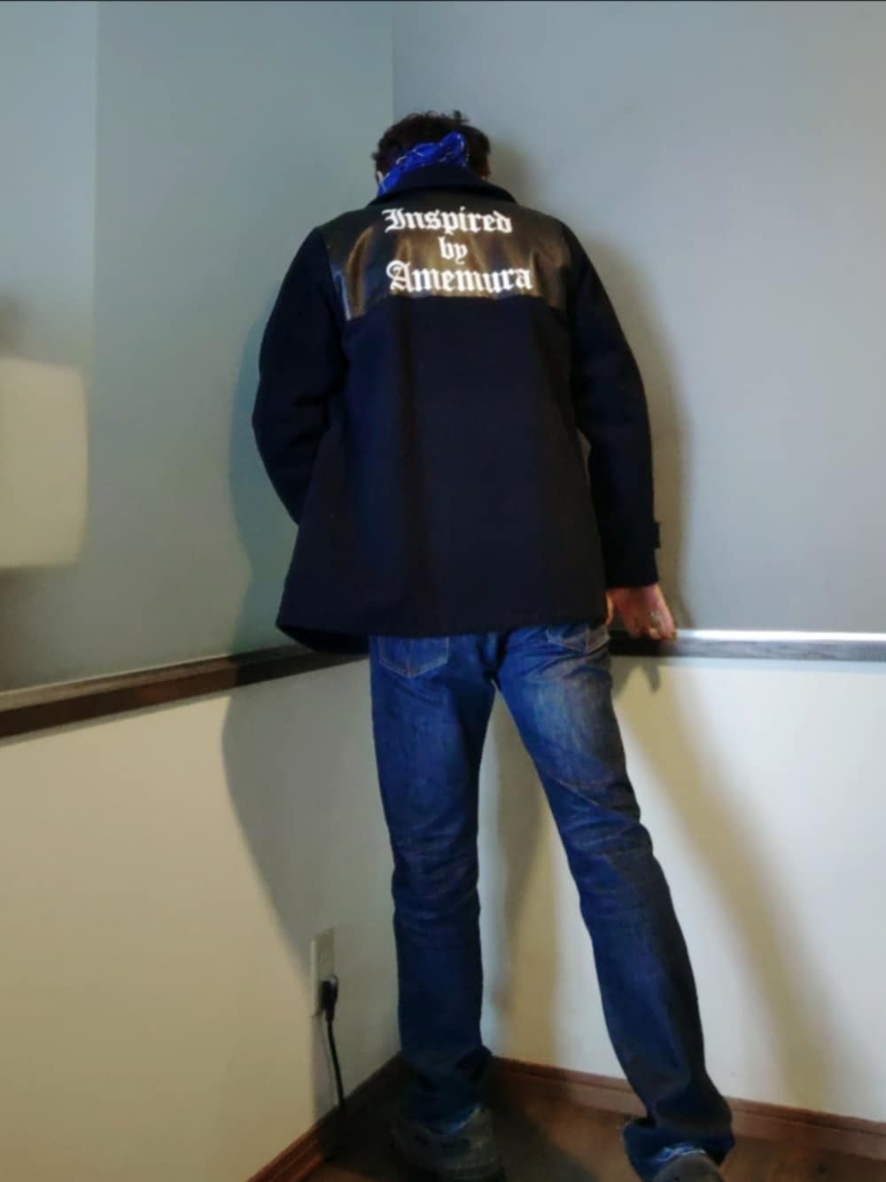 ブルー系のその他アウター、ブルー系のデニムパンツ、グレー系のモカシン/デッキシューズを着用したメンズの冬コーディネートの2枚目の写真