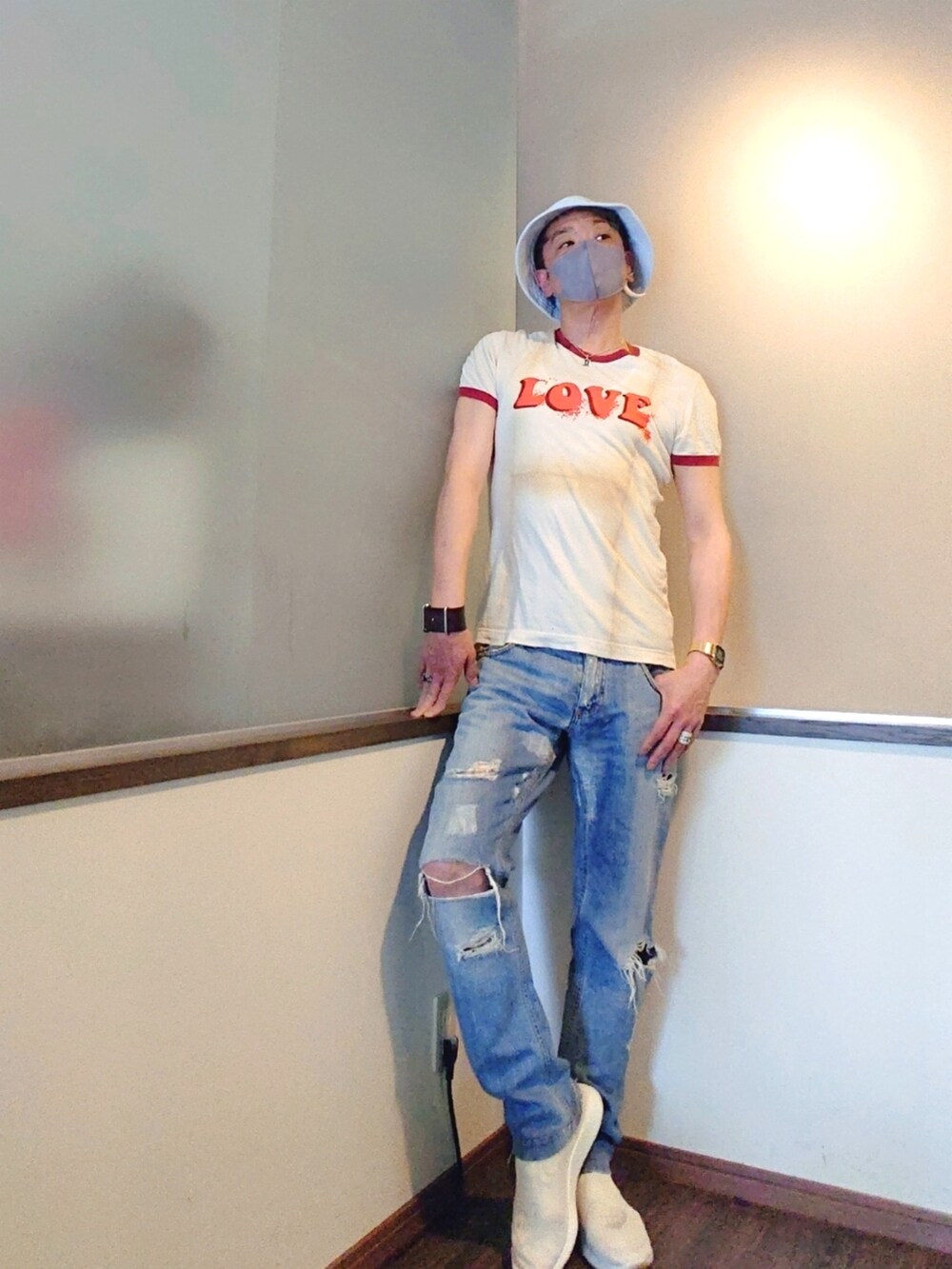 ベージュ系のTシャツ/カットソー、ブルー系のカーディガン/ボレロ、ブルー系のデニムパンツを着用したメンズの夏コーディネートの2枚目の写真