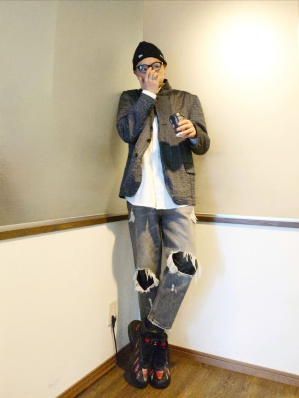 シルバー系のテーラードジャケット、グレー系のデニムパンツ、ブラック系のその他パンツを着用したメンズの秋コーディネートの2枚目の写真