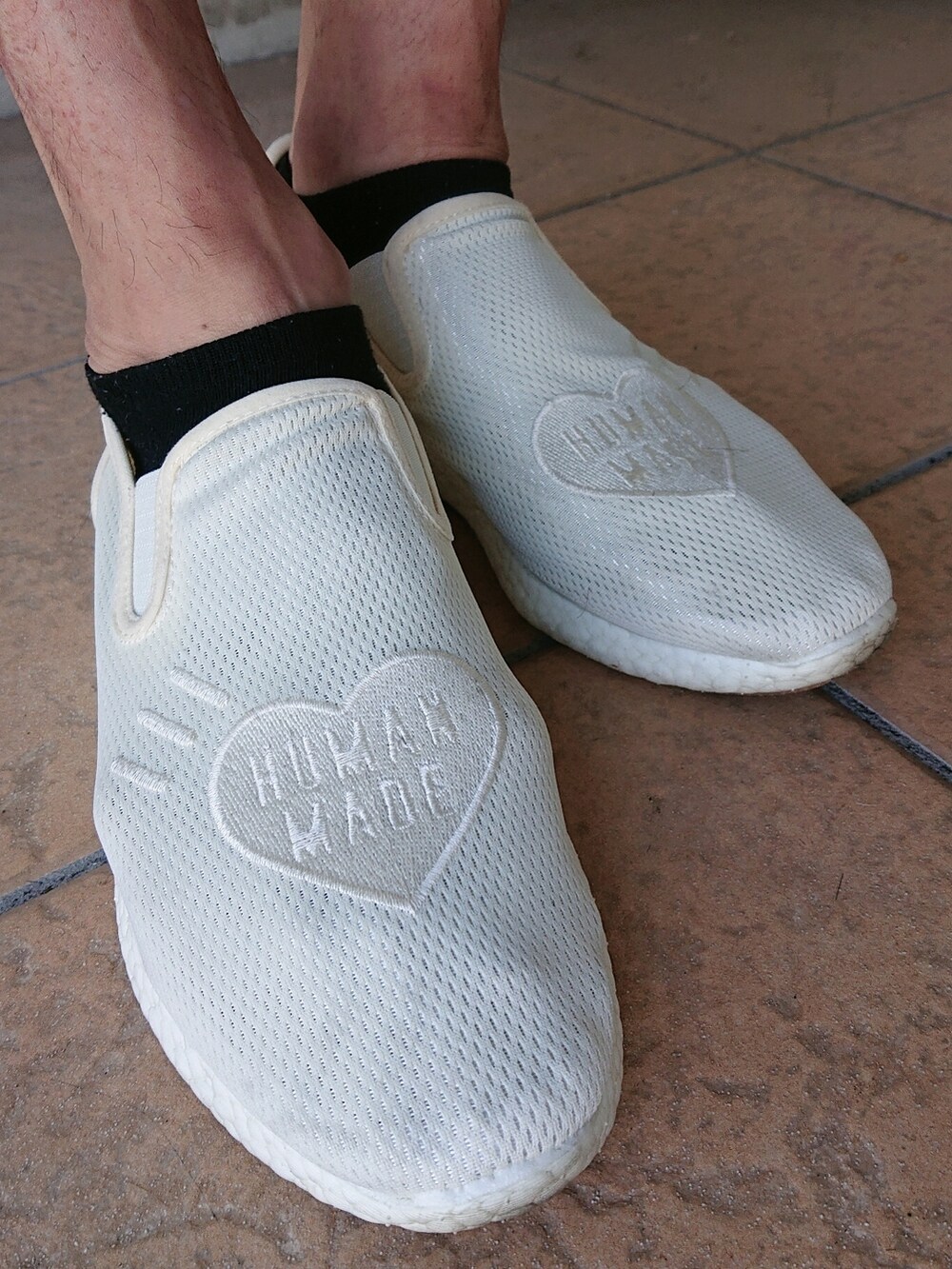 ホワイト系のTシャツ/カットソー、ブラック系のその他パンツ、ホワイト系のスニーカーを着用したメンズの夏コーディネートの4枚目の写真