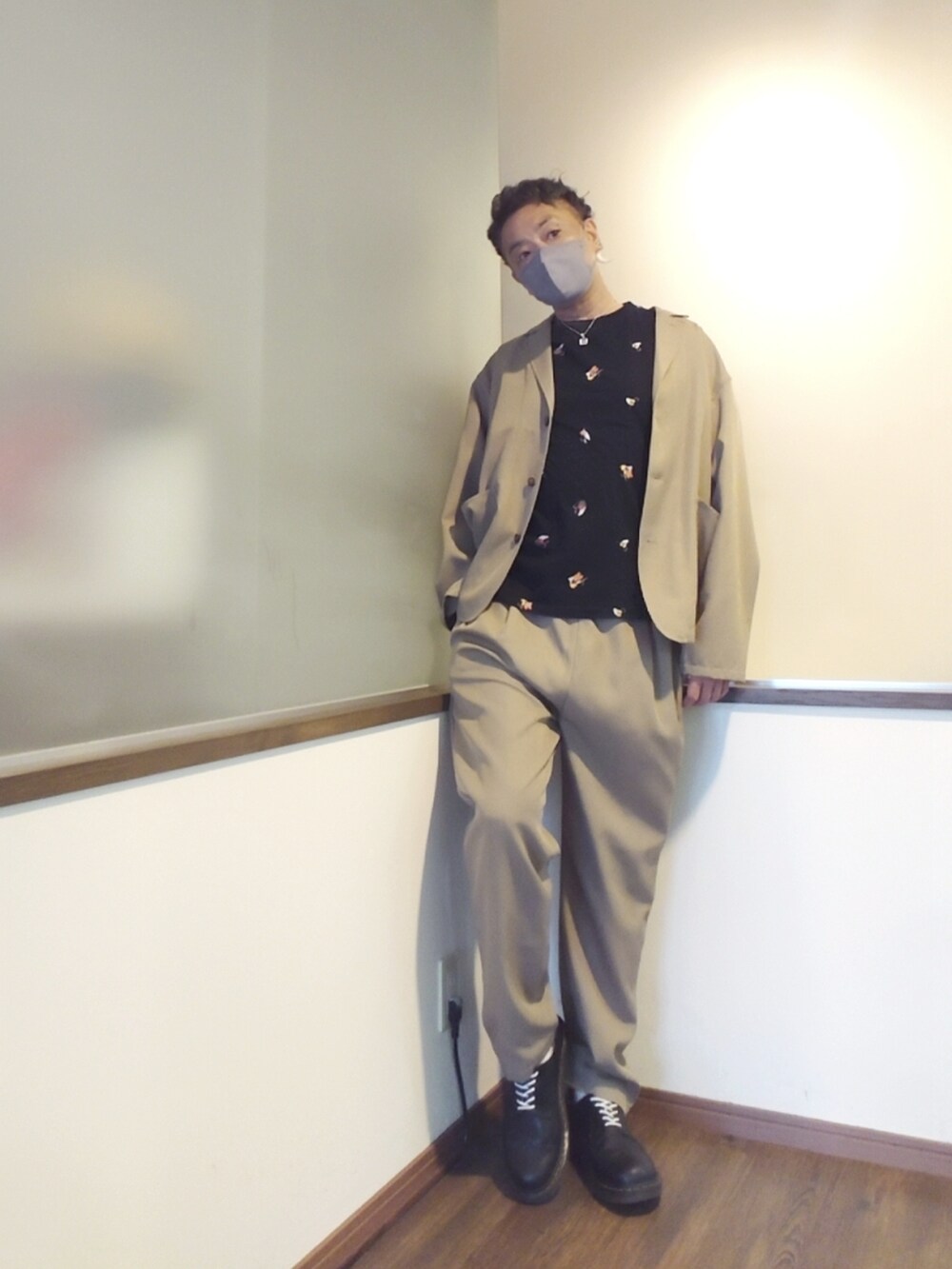 ブラック系のTシャツ/カットソー、レッド系のカーディガン/ボレロ、ブラック系のドレスシューズを着用したメンズの夏コーディネートの2枚目の写真