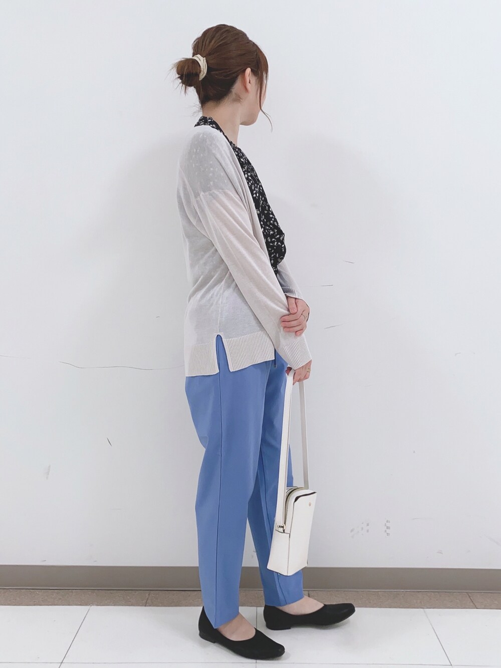 ブラック系のシャツ/ブラウス、グレー系のカーディガン/ボレロ、ブルー系のその他パンツを着用したレディースの春コーディネートの2枚目の写真