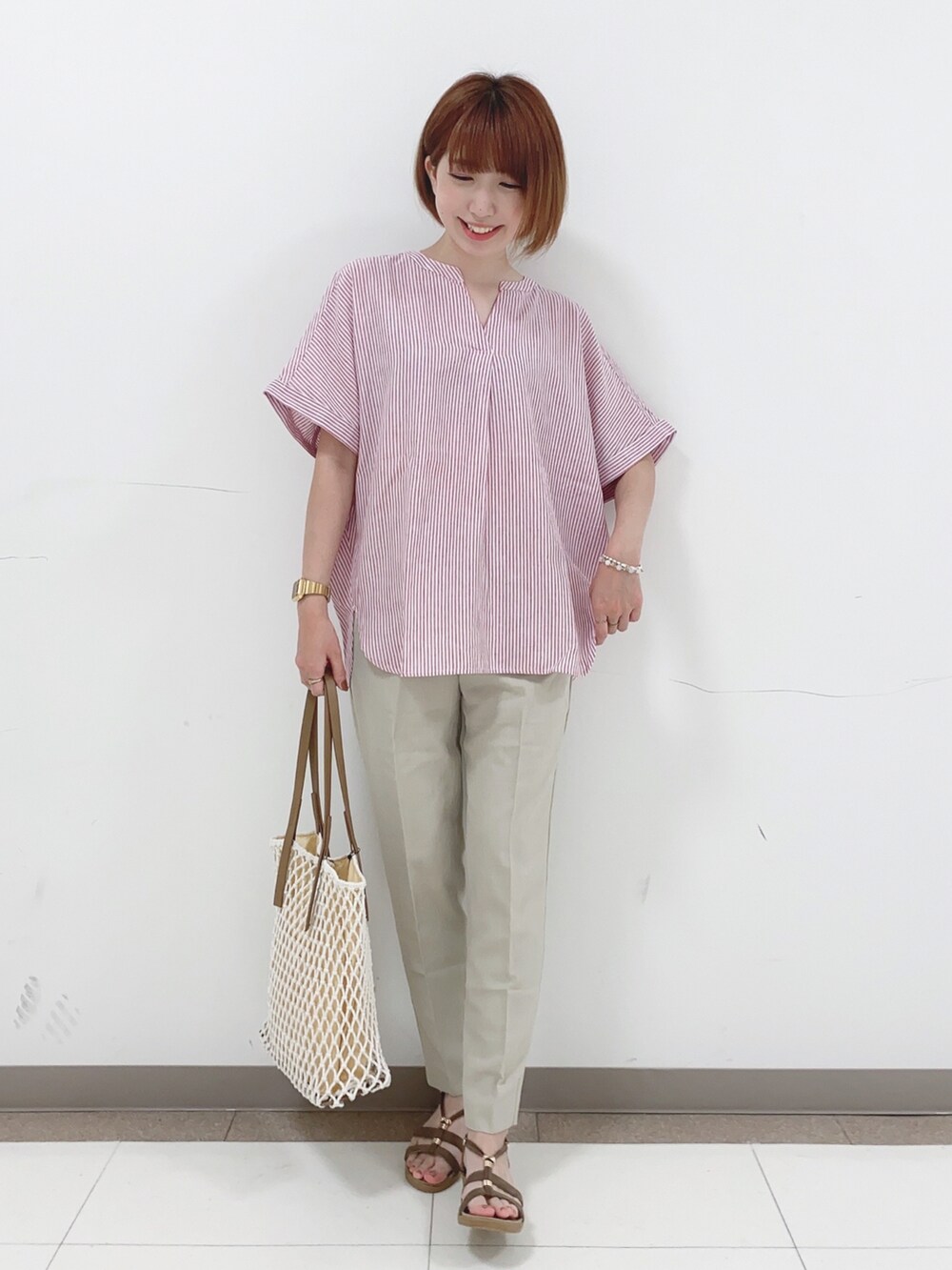 ピンク系のシャツ/ブラウス、ベージュ系のその他パンツ、ベージュ系のサンダルを着用したレディースの夏コーディネートの4枚目の写真