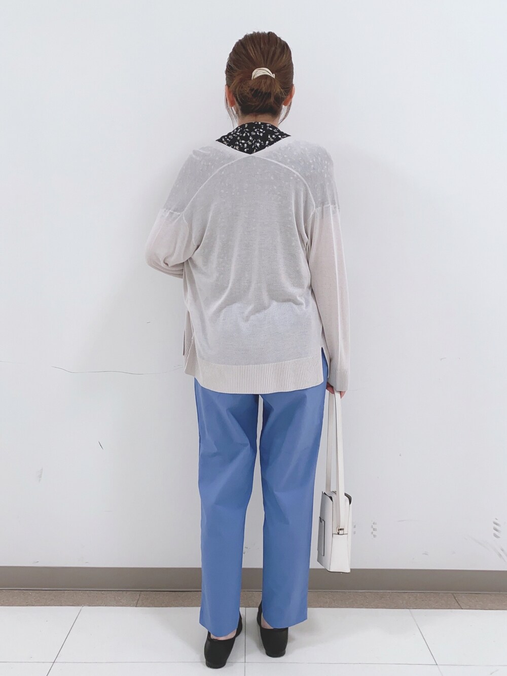 ブラック系のシャツ/ブラウス、グレー系のカーディガン/ボレロ、ブルー系のその他パンツを着用したレディースの春コーディネートの3枚目の写真