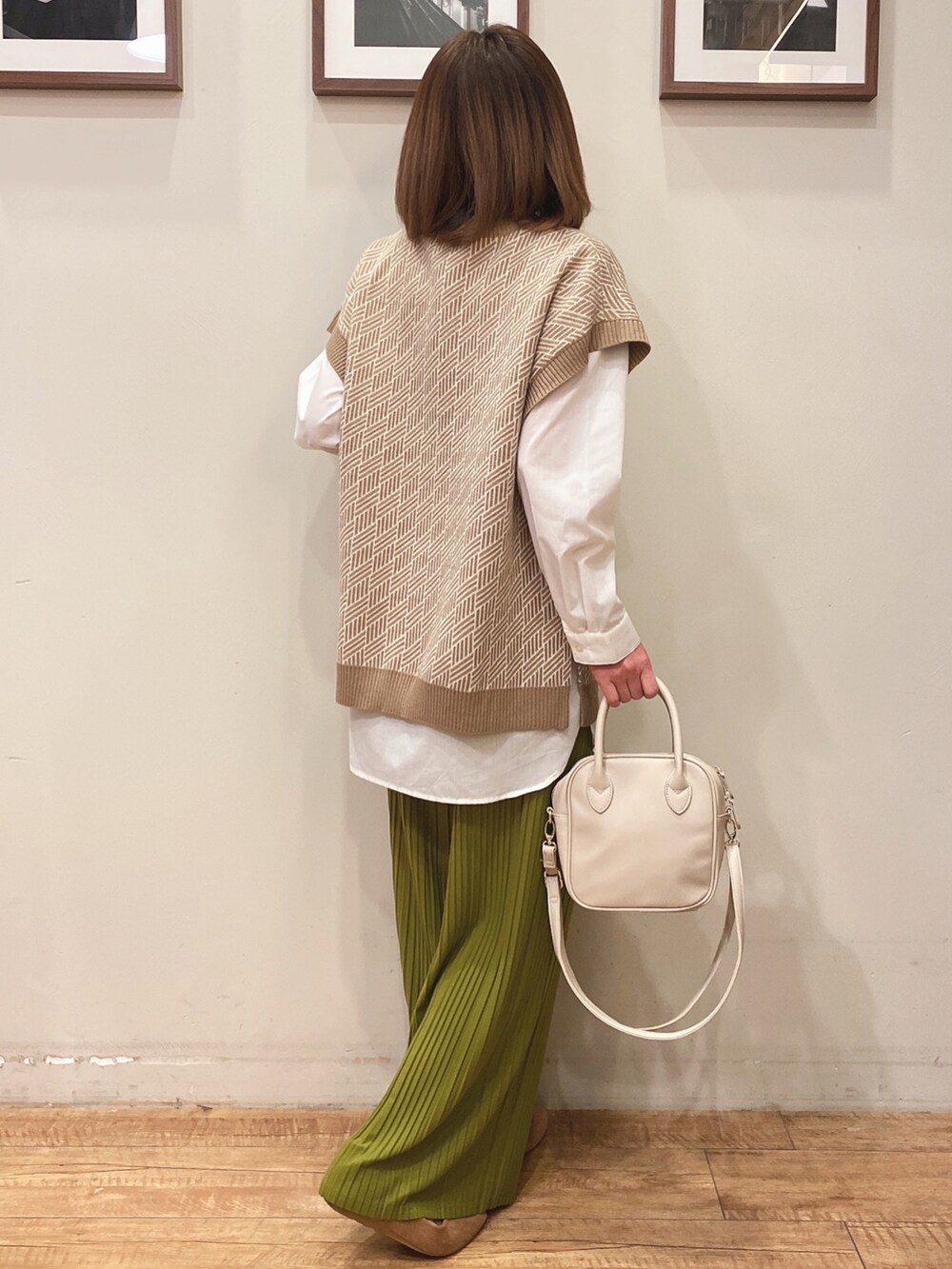ベージュ系のその他トップス、ホワイト系のショルダーバッグ、グリーン系のその他パンツを着用したレディースの冬コーディネートの2枚目の写真